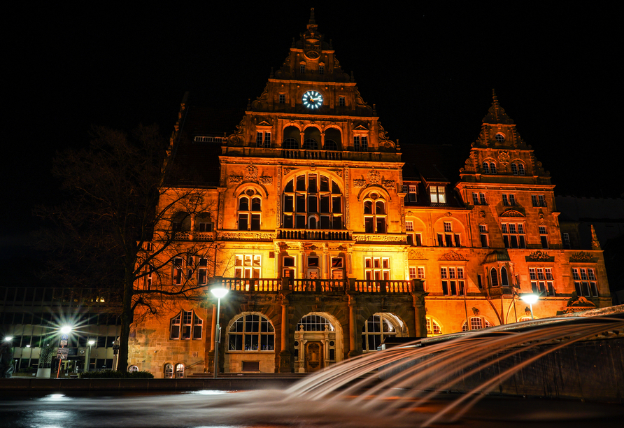 Ein hübsches Fotomotiv: Das Alte Rathaus in Bielefeld am Abend.