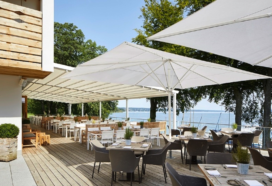 Von der Hotelterrasse aus haben Sie einen einmaligen Blick auf den Starnberger See.