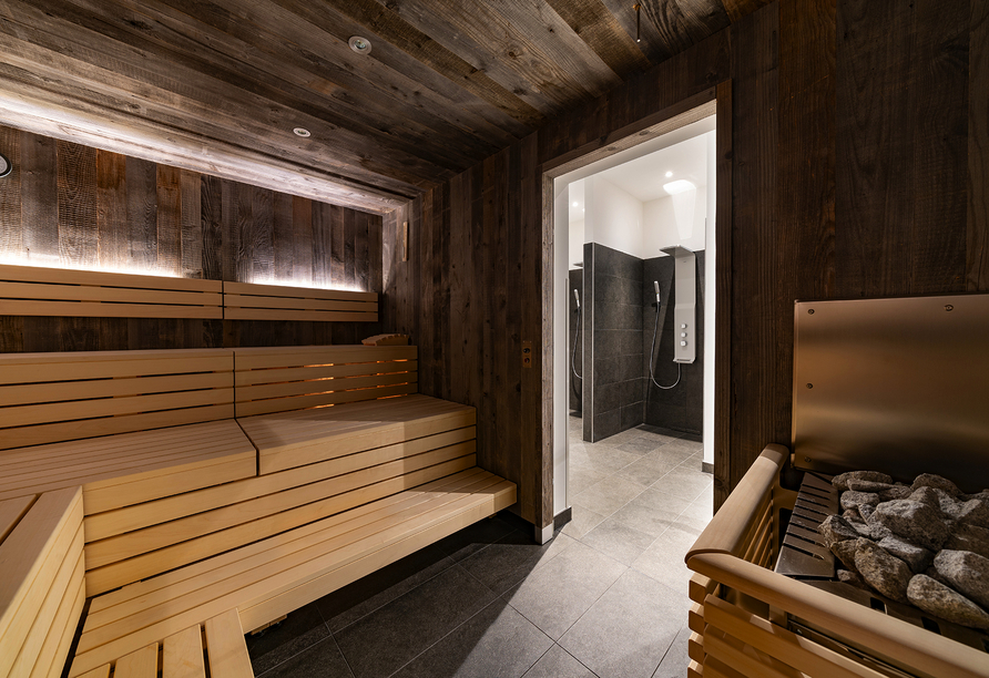 Entspannen Sie sich in der wärmenden Sauna.