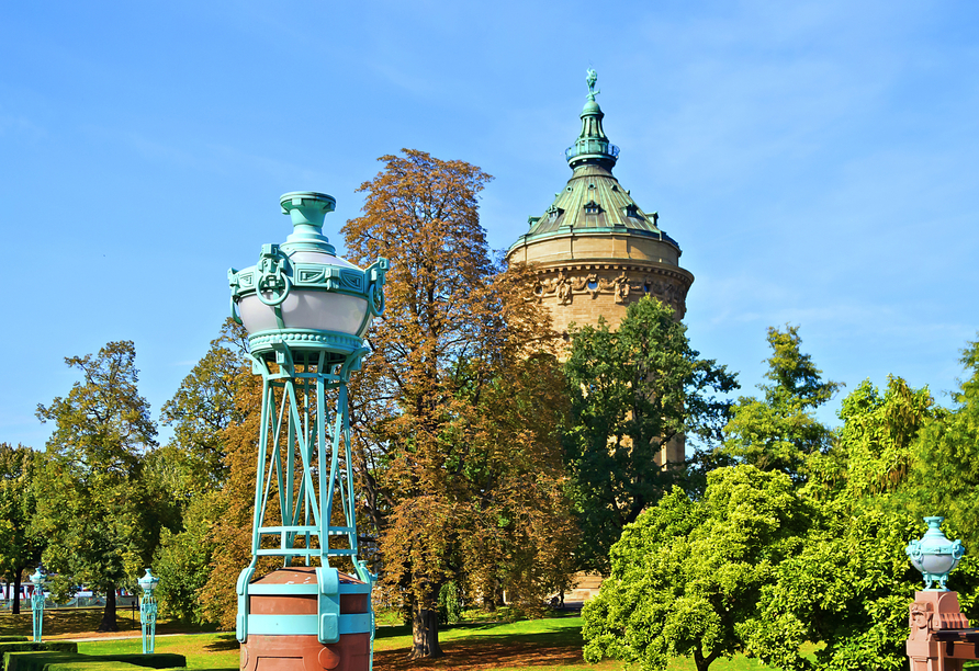 Bei einem Ausflug nach Mannheim lohnt sich ein Spaziergang durch den Stadtpark.