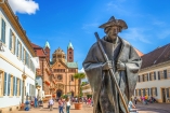 Blick auf die Pilgerfigur und den Dom zu Speyer
