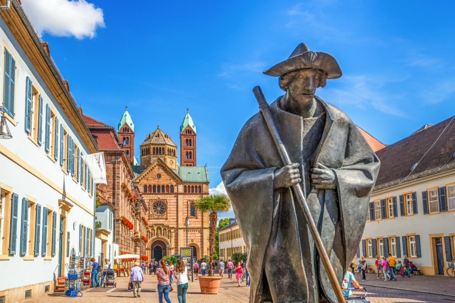 Blick auf die Pilgerfigur und den Dom zu Speyer