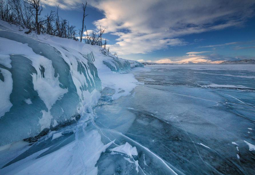 Der Torneträsk See ist meist bis Mitte Juni mit Eis bedeckt. Bestaunen Sie das bizarre Bild.