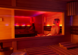 Relaxen Sie in der Finnischen Sauna des Wellnessbereichs.