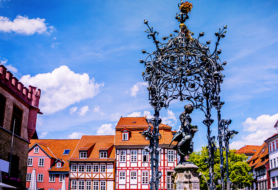 Auf dem Marktplatz Göttingens, vor dem Rathaus, steht die Gänseliesel; das Wahrzeichen der Stadt.