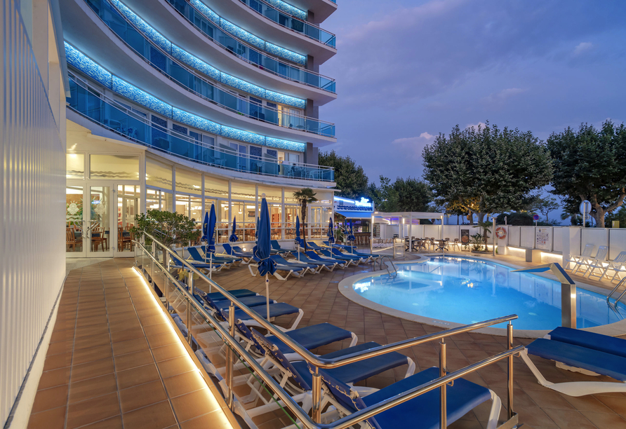 Entspannen Sie am Außenpool des Hotels GHT Marítim in Calella.