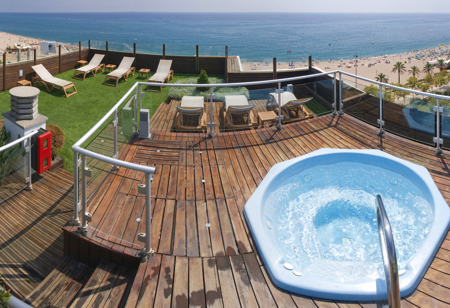 Von der Dachterrasse des Hotel GHT Marítim aus haben Sie einen grandiosen Ausblick auf das Meer.