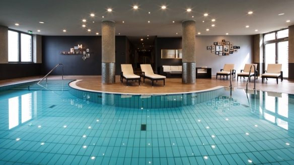 Willkommen im Pentahotel Leipzig – im hoteleigenen Hallenbad ist der Rand des Beckens die einzige Grenze für Badespaß und Entspannung.