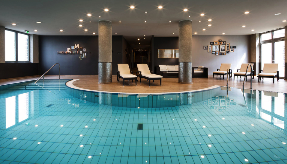 Willkommen im Pentahotel Leipzig – im hoteleigenen Hallenbad ist der Rand des Beckens die einzige Grenze für Badespaß und Entspannung.