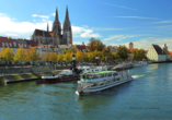Bei einer Schifffahrt lernen Sie Regensburg aus einem anderen Blickwinkel kennen.