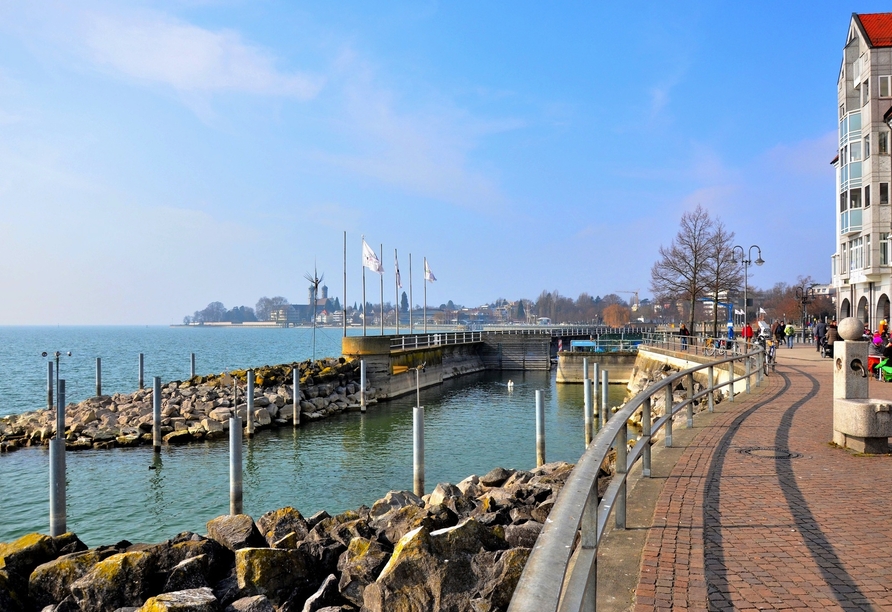 Die Friedrichshafener Uferpromenade eignet sich hervorragend für geruhsame Spaziergänge.