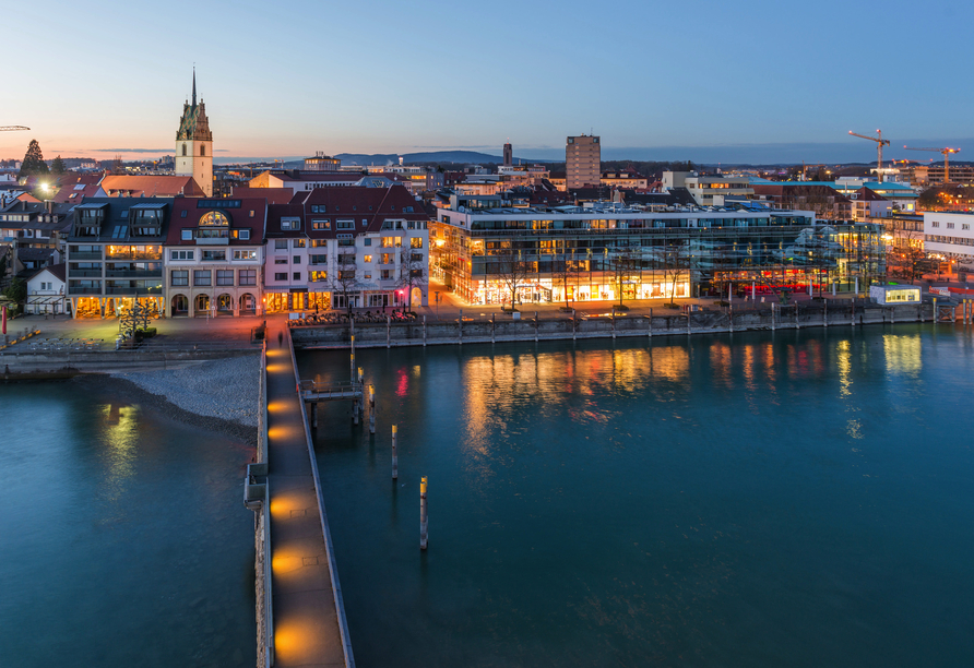 Blick auf Friedrichshafen am Abend