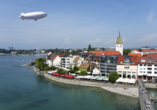 Friedrichshafen trägt auch den Beinamen Zeppelinstadt. Eine Fahrt mit einem Zeppelin ist ein einmaliges Erlebnis.