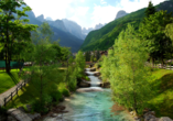 Erfreuen Sie sich an grünen Wäldern, klarem Wasser und einer himmlisch schönen Auszeit an den Dolomiten in Molveno. 