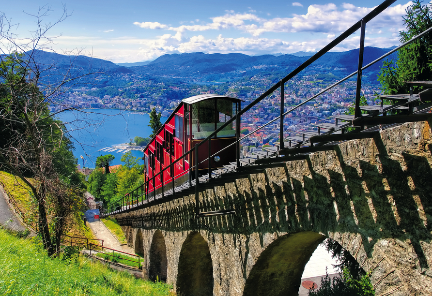 Nehmen Sie die Seilbahn bei Ihrem Besuch in Lugano, um den Berg zu erklimmen.