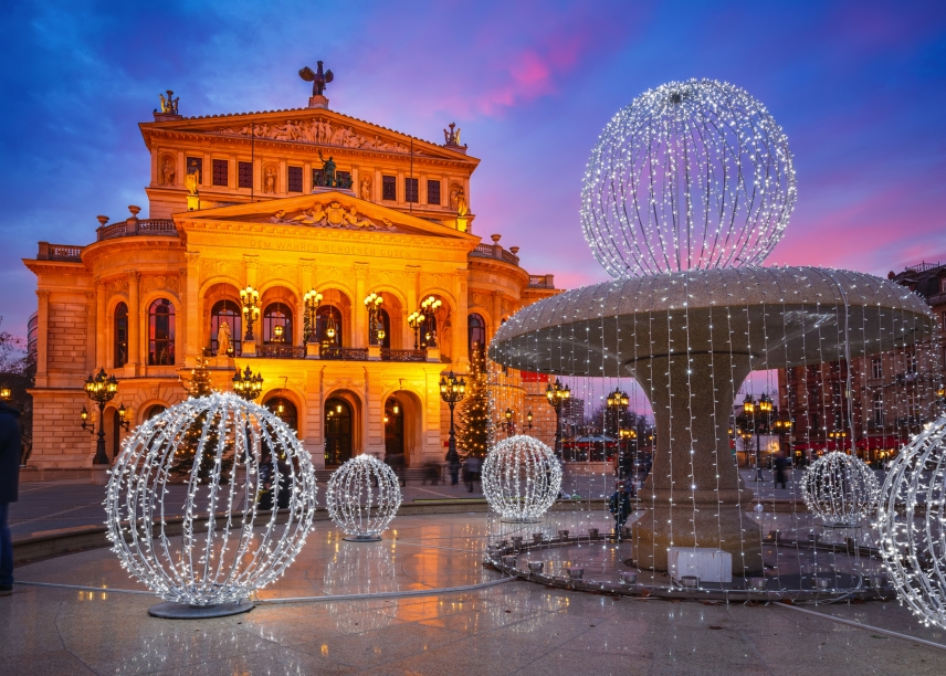 Die Alte Oper in Frankfurt erstrahlt zur Weihnachtszeit in festlichem Glanz.