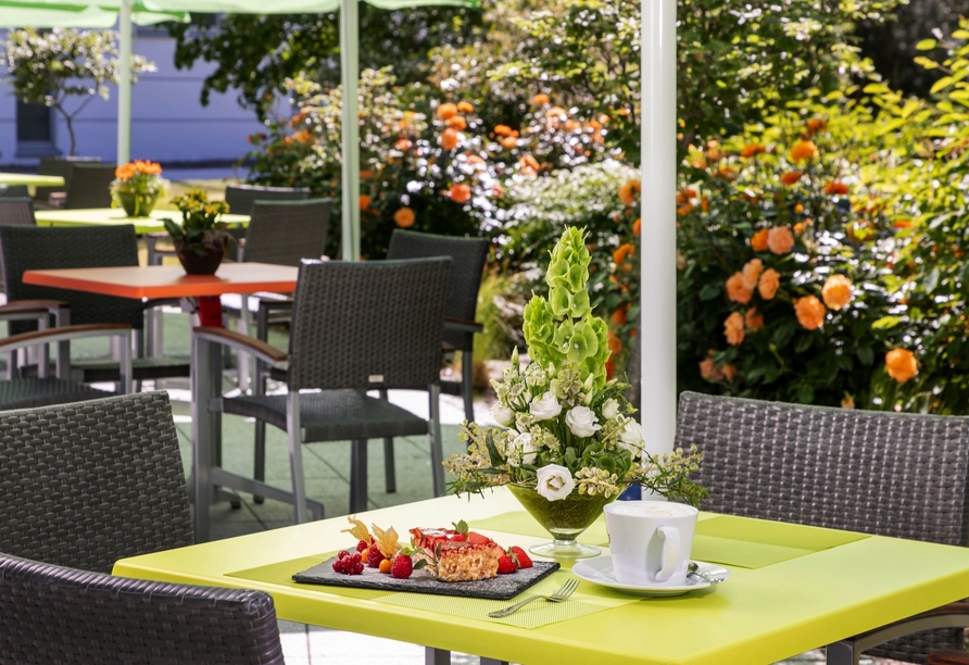 Bei sonnigem Wetter lädt die Terrasse zum Verweilen ein.