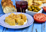 Lassen Sie sich die typisch andalusischen Tapas bei einem Glas Tinto de Verano schmecken.