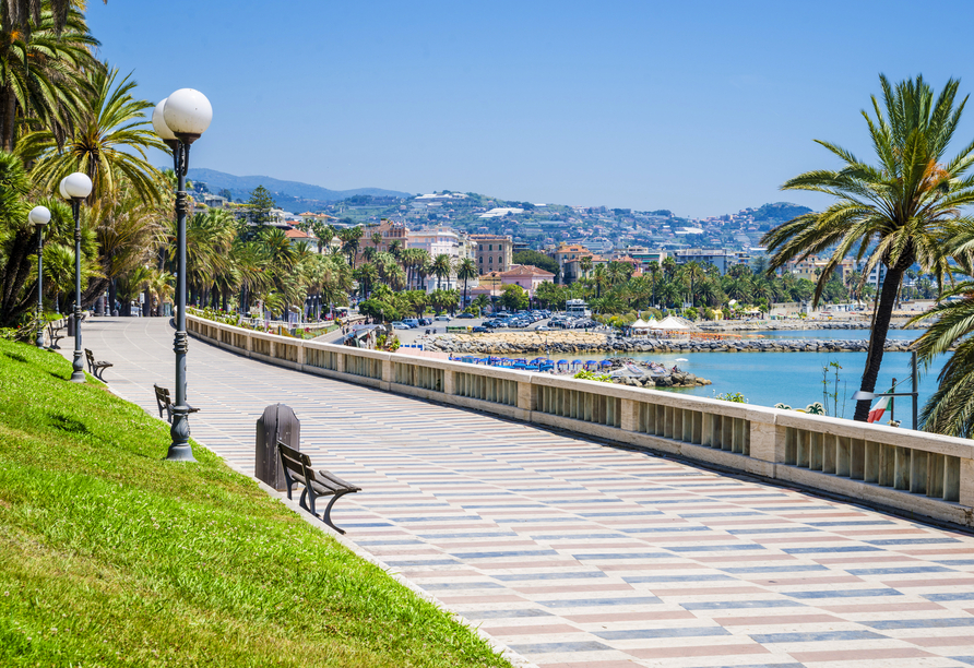 Die Blumenstadt Sanremo lädt mit einer wunderschönen Promenade zu einem Spaziergang ein.