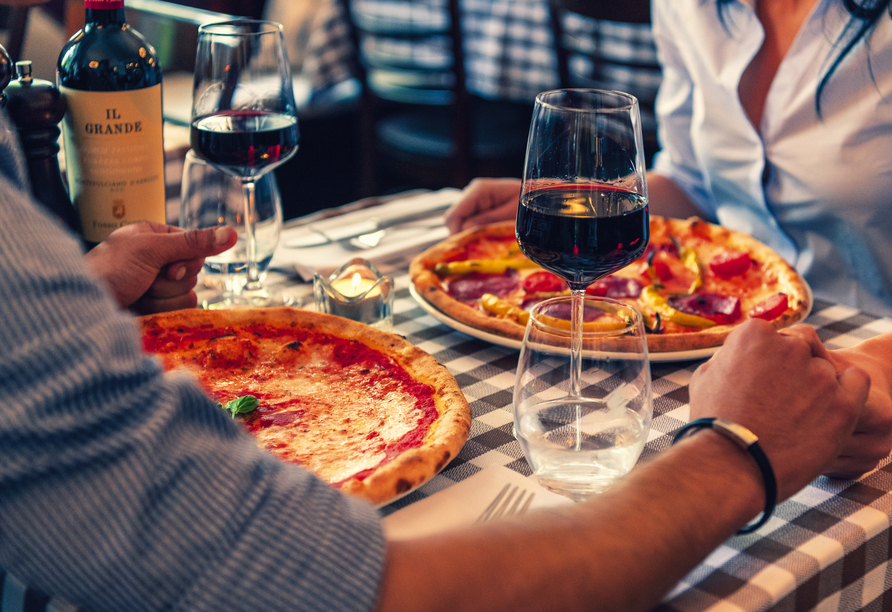 Genießen Sie berühmte italienische Klassiker wie ofenfrische Pizza.
