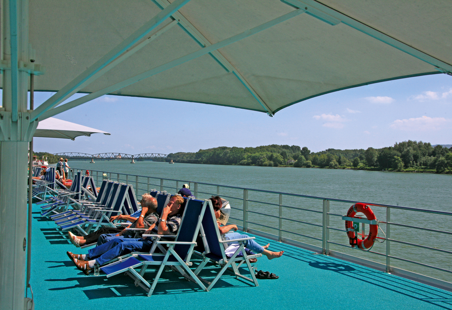 Genießen Sie die Zeit auf dem Rhein – bei schönem Wetter am besten auf dem Sonnendeck.