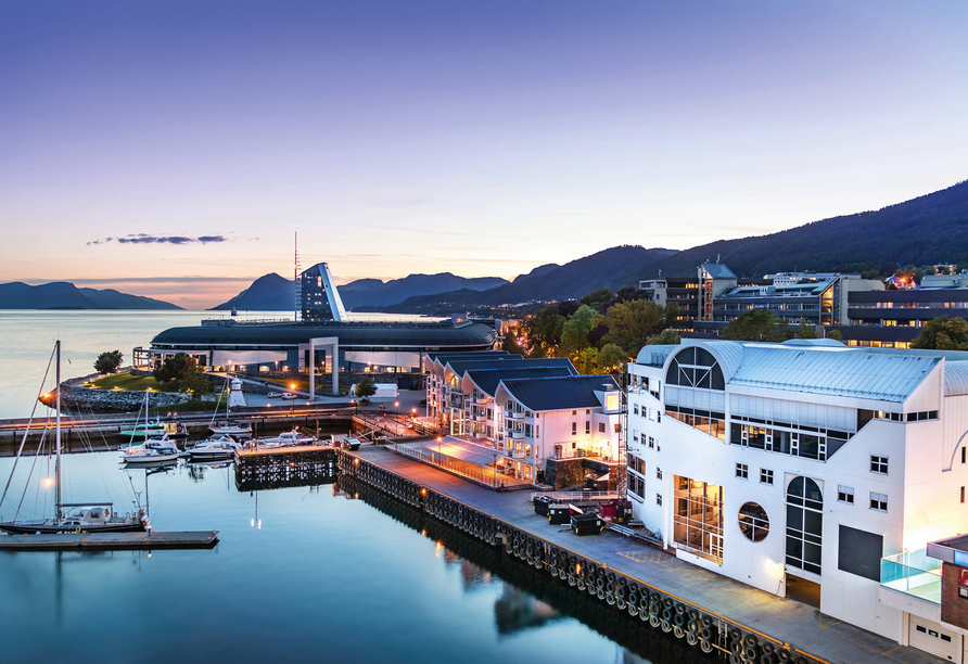 Der Hafen der kleinen Fjordstadt Molde wird abends in romantisches Licht gehüllt.