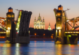Die Smolny Kathedrale in St. Petersburg während der Weißen Nächte