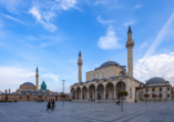 Blick auf die Selimiye Mosque and das Mevlana Museum in Konya