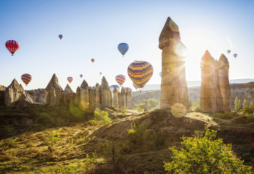 Bei Interesse können Sie an einer Heißluftballonfahrt über die eindrucksvolle Landschaft Kappadokiens teilnehmen.