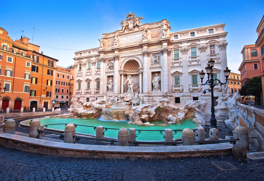 Werfen Sie eine Münze in den imposanten Trevi-Brunnen – dann kehren Sie bestimmt bald nach Rom zurück.
