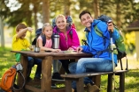 Zahlreiche Wanderwege laden zum Entdecken ein und bieten Spaß für die gesamte Familie.
