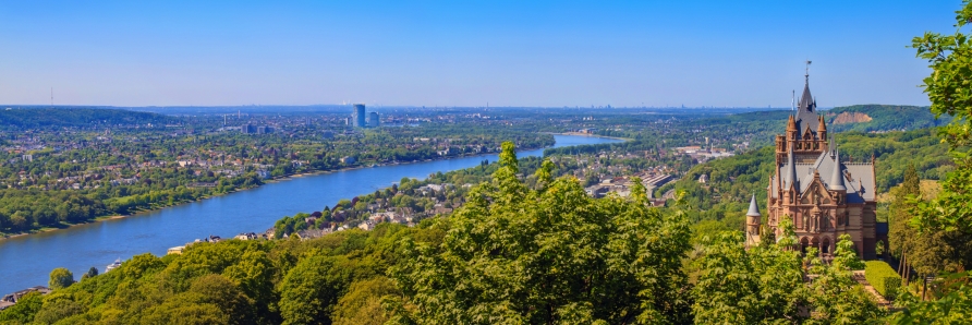 Blick aufs Rheintal vom Drachenfels bei Königswinter aus