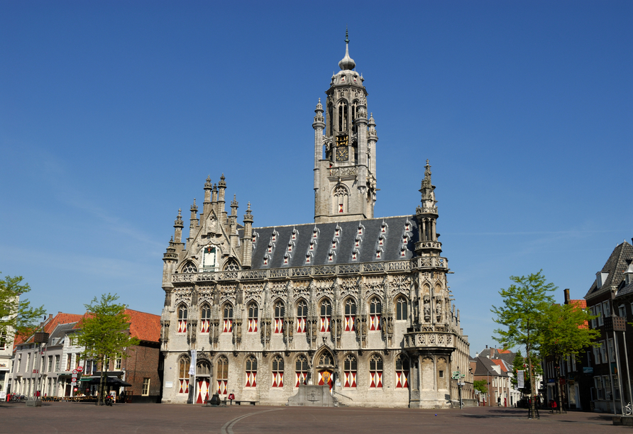 Bestaunen Sie das prachtvolle Rathaus von Middelburg und lassen Sie sich vom historischen Charme der Stadt verzaubern!