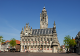Bestaunen Sie das prachtvolle Rathaus von Middelburg und lassen Sie sich vom historischen Charme der Stadt verzaubern!