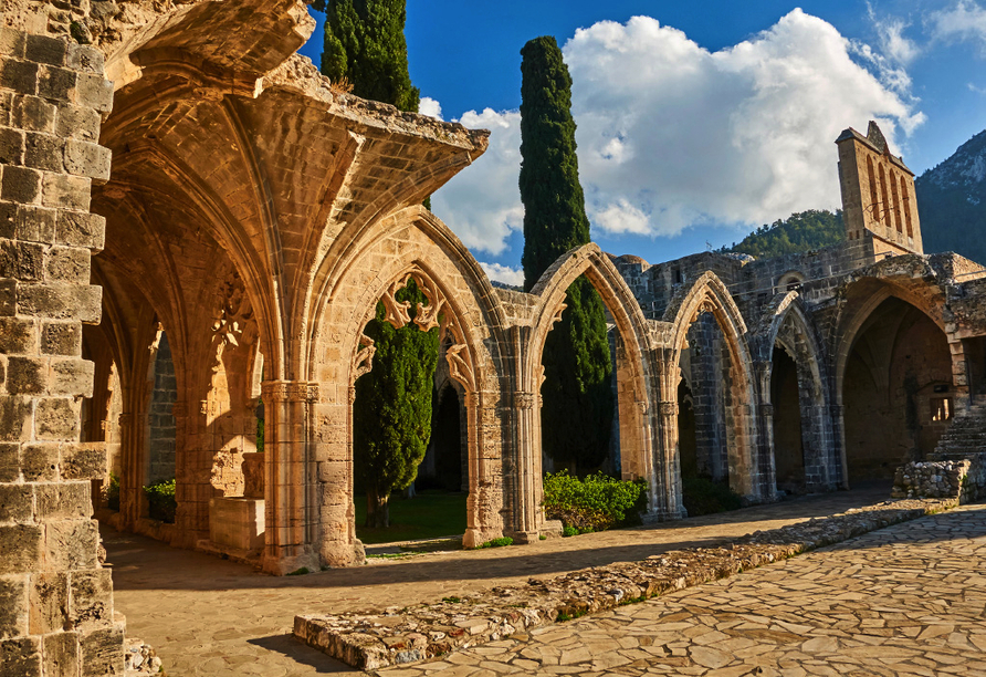 Der Norden Zyperns und seine unberührte Natur, Abtei Bellapais in Kyrenia