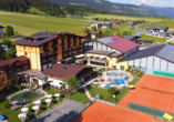 Das Vital & Sporthotel mit seinen Tennisplätzen mitten im schönen Brixental.