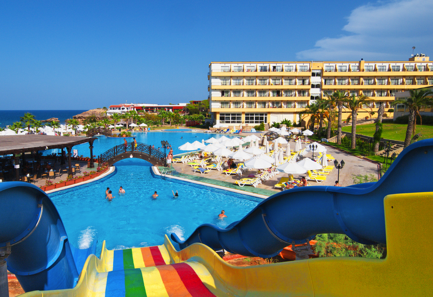 Der Norden Zyperns und seine unberührte Natur, Poolbereich im Acapulco Resort & Spa