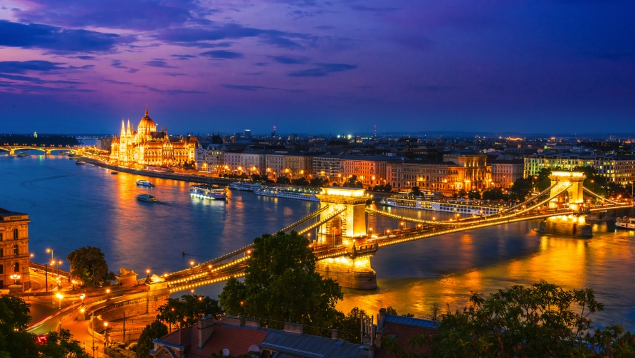 Nachts erleuchten die Gebäude und Brücken Budapests in glänzendem Gold.