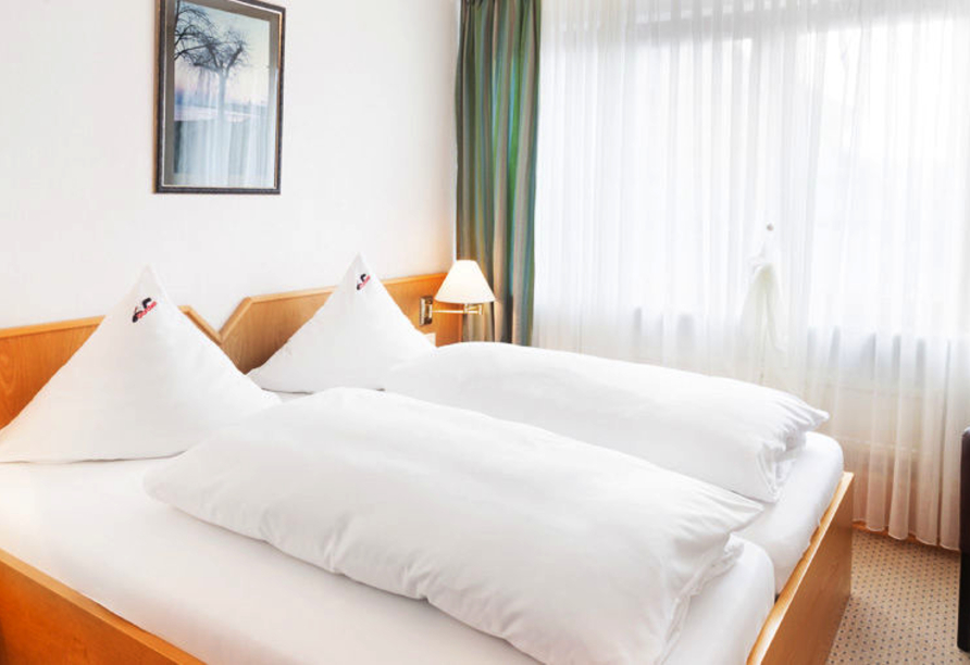 Beispiel eines Doppelzimmers Standard im Hotel Storchen Spa & Wellness