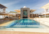 Entspannen Sie am Außenpool an Bord der Mein Schiff 6.