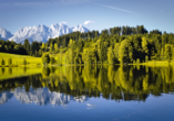 Sonnen Sie sich am Schwarzsee und genießen Sie den einmaligen Blick auf den Wilden Kaiser – und das schöne Spiegelbild im See.