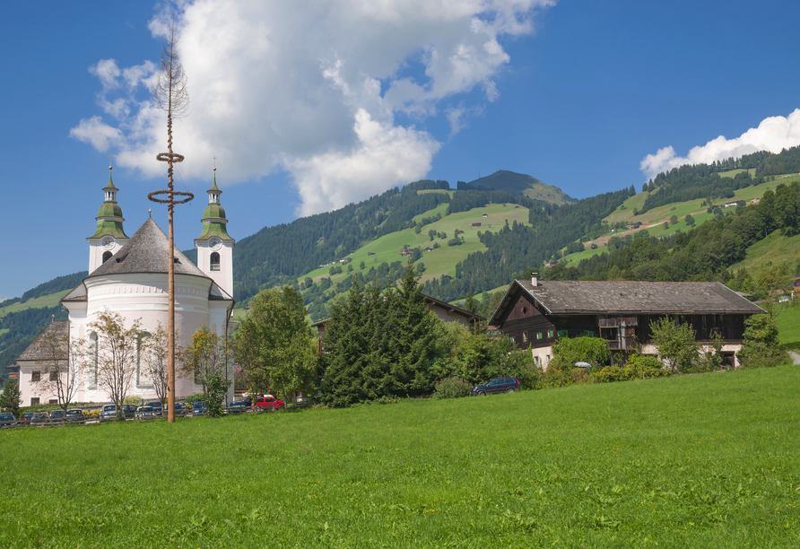 Die kleine Gemeinde Brixen im Thale begrüßt Sie.