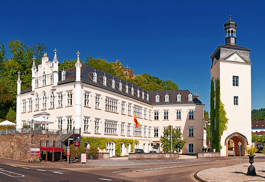 Das Schloss Sayn begrüßt Sie im Stadtteil Sayn in Bendorf.