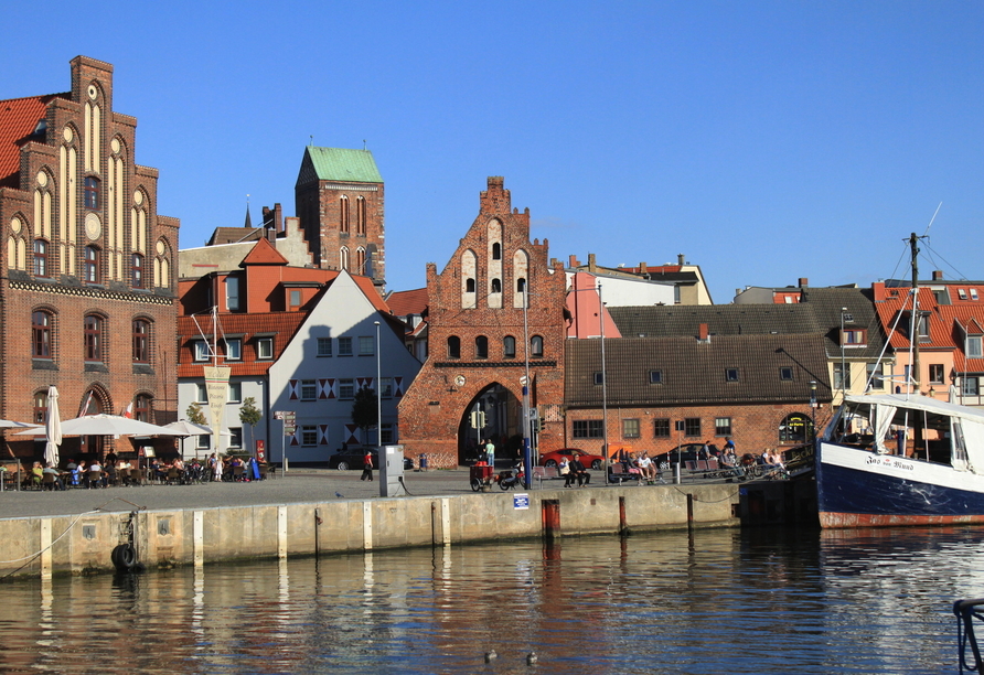 Wenn Sie das Wassertor in Wismar passieren, erreichen Sie den Alten Hafen.