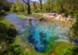 Das Blaue Auge Albaniens, der Bergsee Syri i Kaltër, liegt inmitten idyllischer Natur – ein Ausflug hier her lohnt sich.