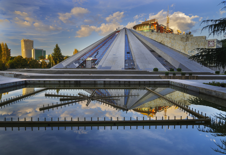 Während Ihres Ausflugs nach Tirana besuchen Sie die bekannte Pyramide.