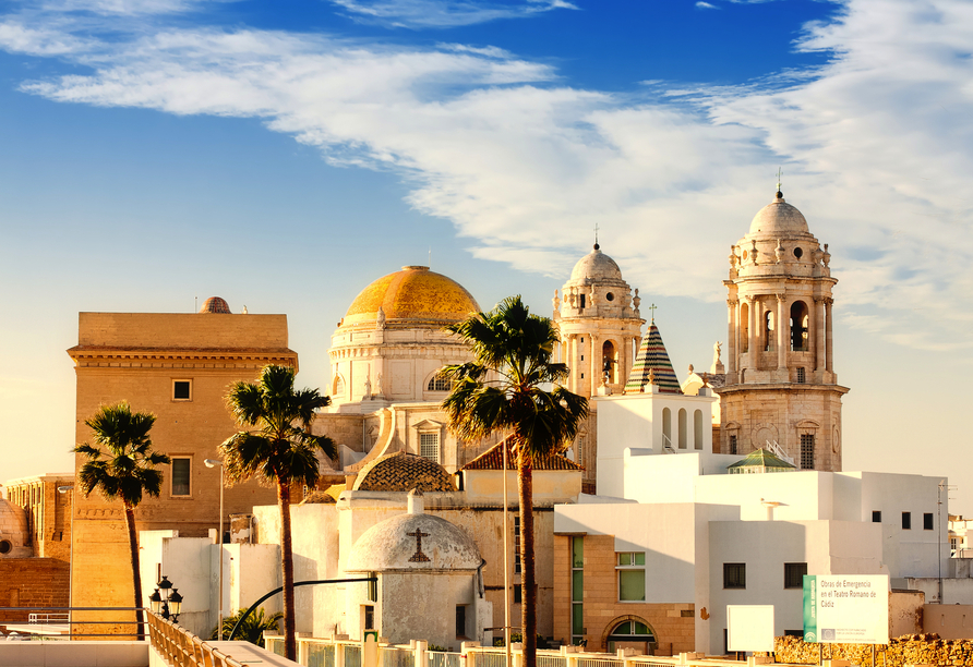 Besuchen Sie die Kathedrale zum heiligen Kreuze über dem Meer in Cádiz.