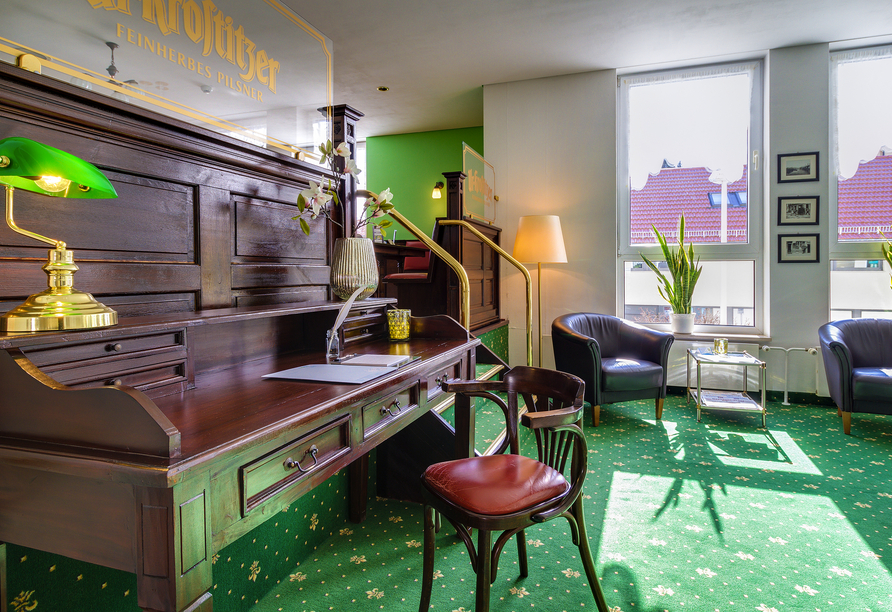 In der Lobby des Hotels Astor Altenburg können Sie sich entspannt in einem Sessel niederlassen.