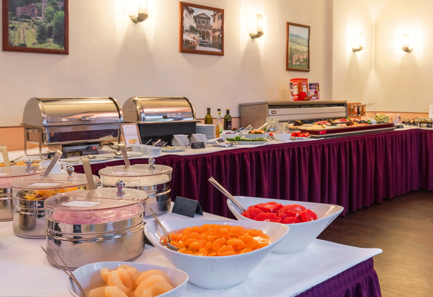 Stärken Sie sich für Ihre Sightseeingtour bei einem reichhaltigen Frühstücksbuffet im AZIMUT Hotel Dresden.