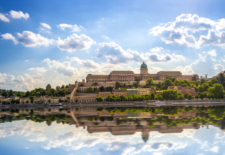 Das größte Gebäude Ungarns: Der Burgpalast in Budapest beherbergt Museen, die Nationalgalerie und die Nationalbibliothek.